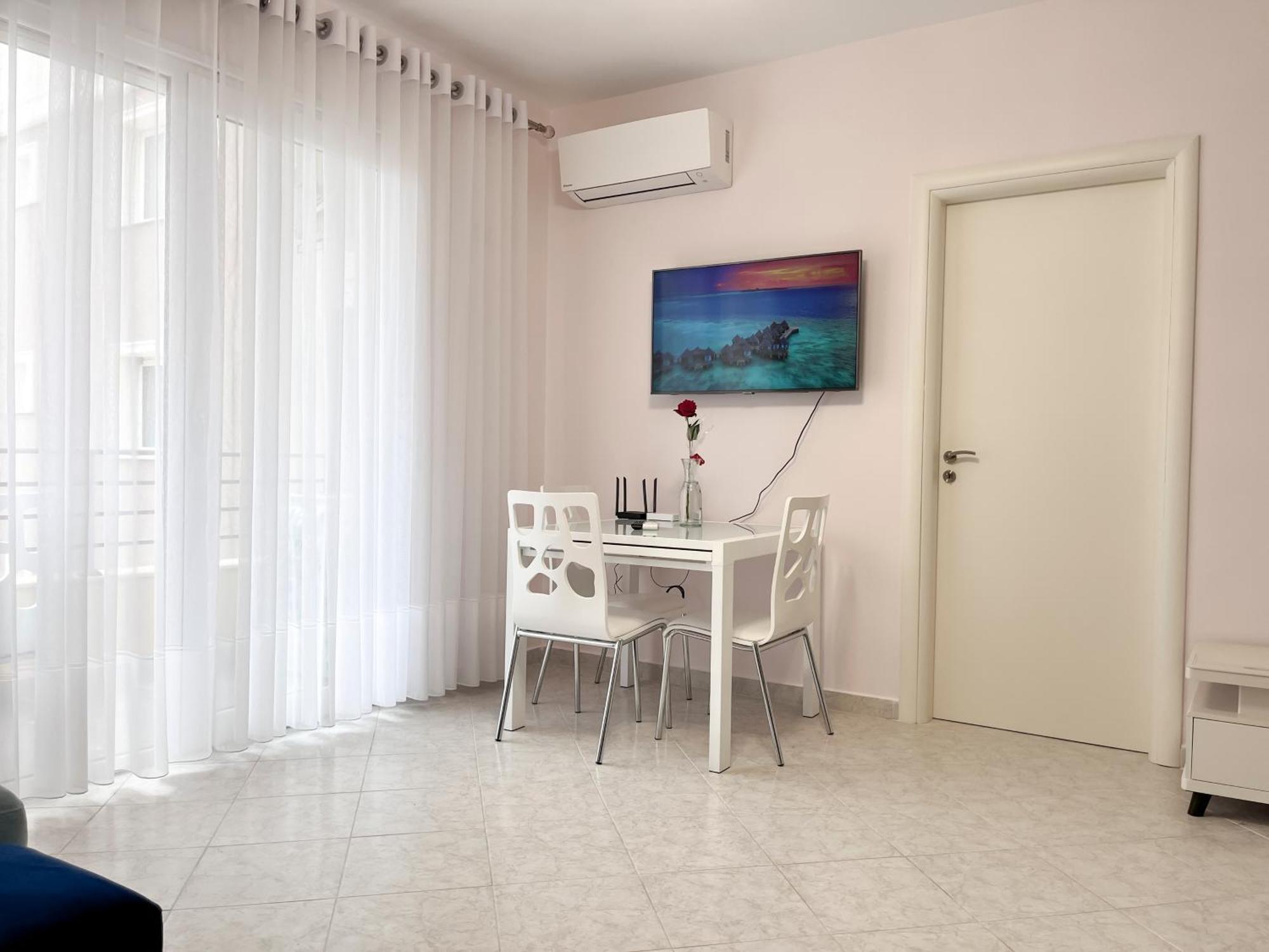 Vlorë Beachfront With Hotel Facilities מראה חיצוני תמונה