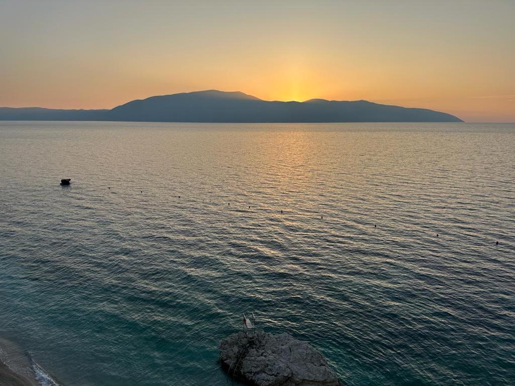 Vlorë Beachfront With Hotel Facilities מראה חיצוני תמונה